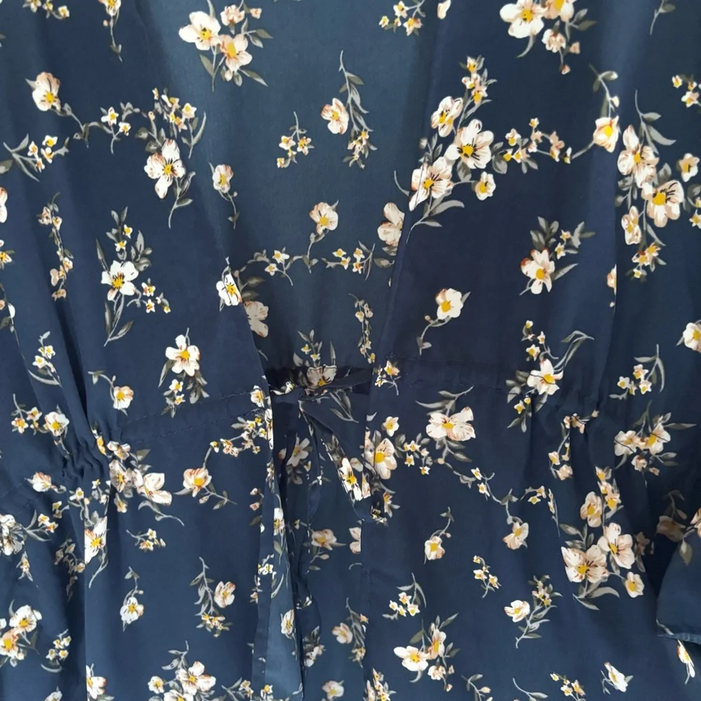 Tru navy blue floral print kimono wrap featuring a tie front and ruffled edges. - Picture 5 of 7